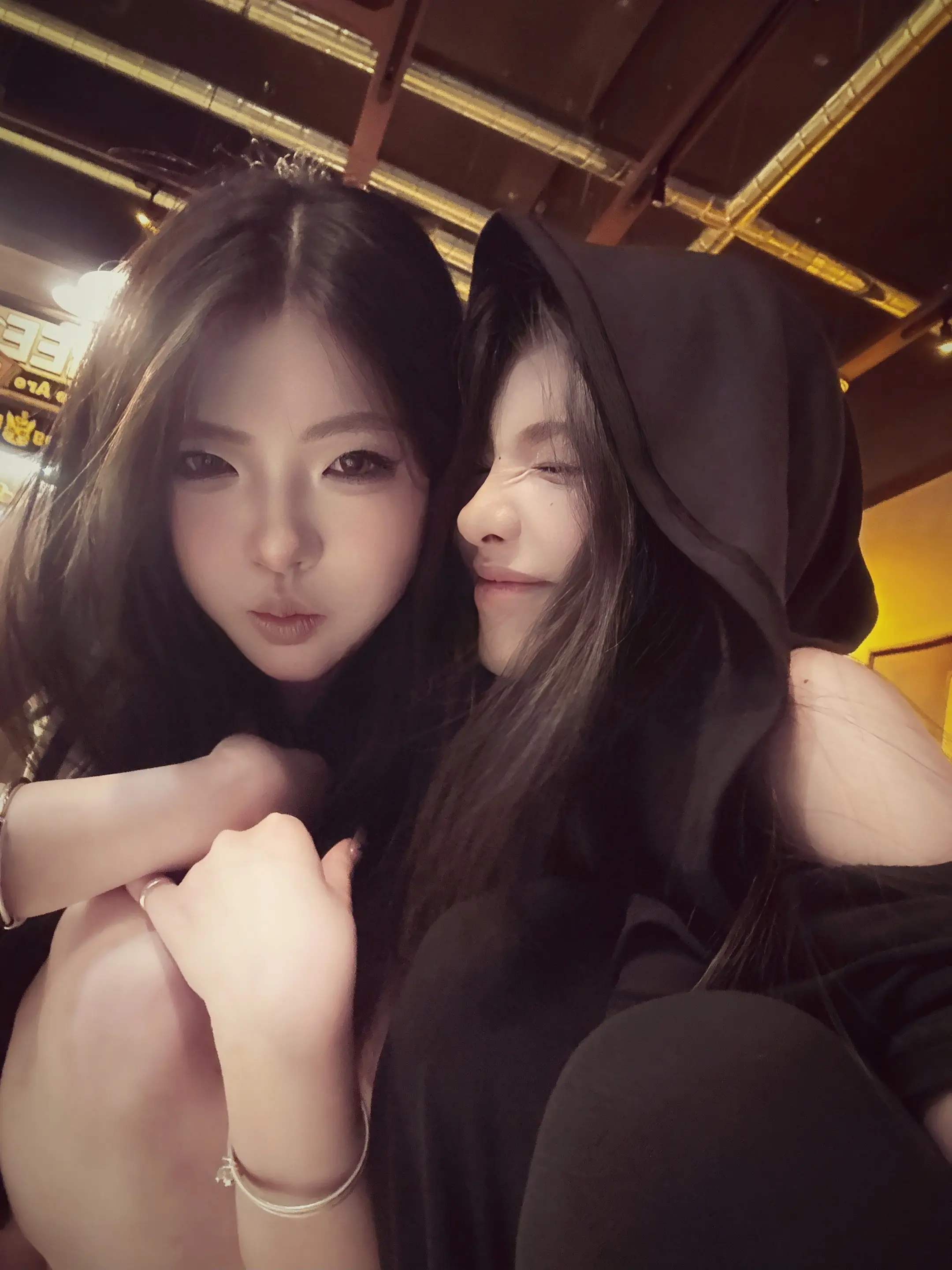 能跟一个人长久的做朋友  分享着自己的卑微和坦荡  真的是人生幸事