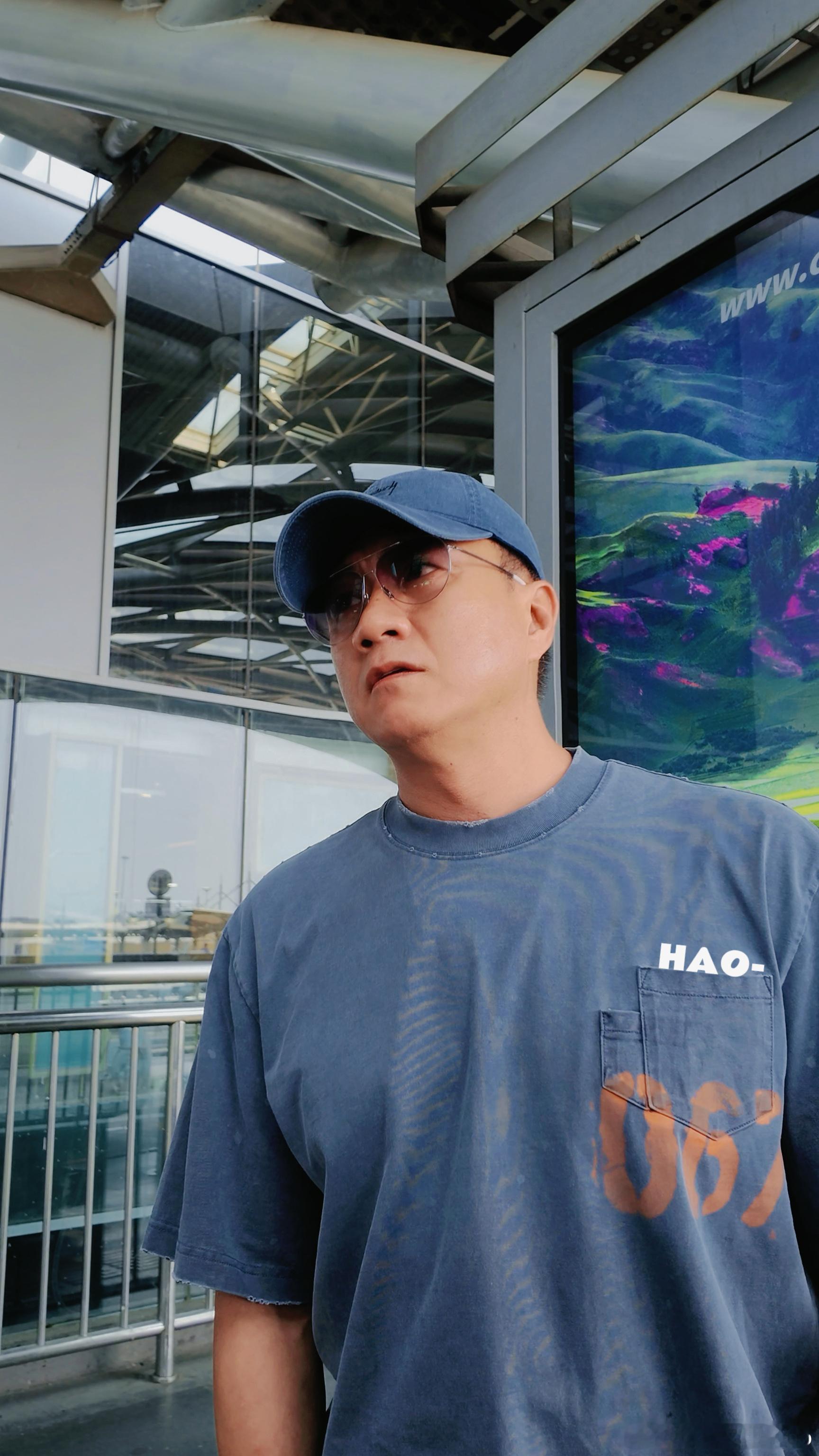 胡军自荐参加大哥小助理我反复端详这张自荐配图，特别好奇究竟是谁帮胡军 P 的图，