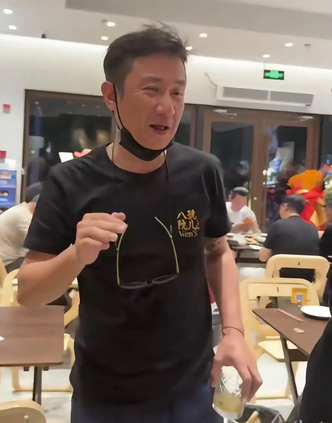 42岁文章在一家餐馆喝酒吃饭被偶遇，他看起来身材轻微发福，脸变圆润，眼角露出鱼尾