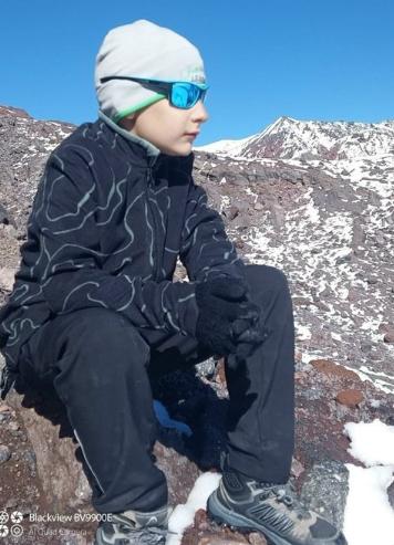 【一名儿童在攀登厄尔布鲁士山时死亡：其父亲骨折，正在等待救援人员。】一名俄罗斯男