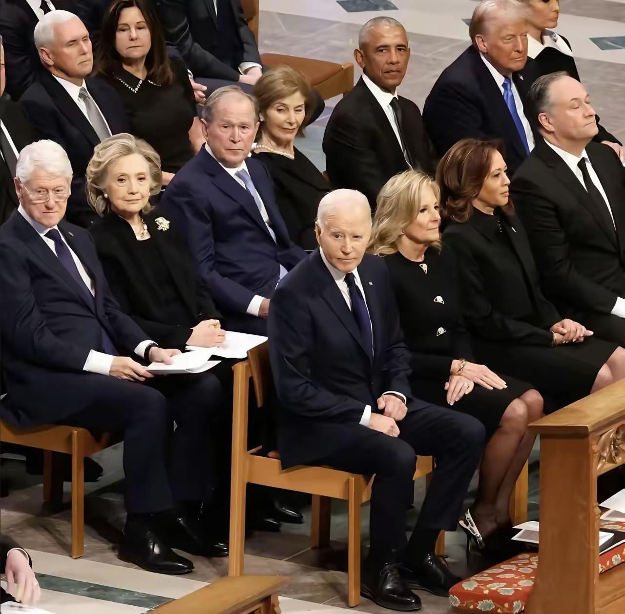 这些人，不知道在盘算啥呢？
这是美国前总统卡特的葬礼，前任＋现任，有五任一起参加