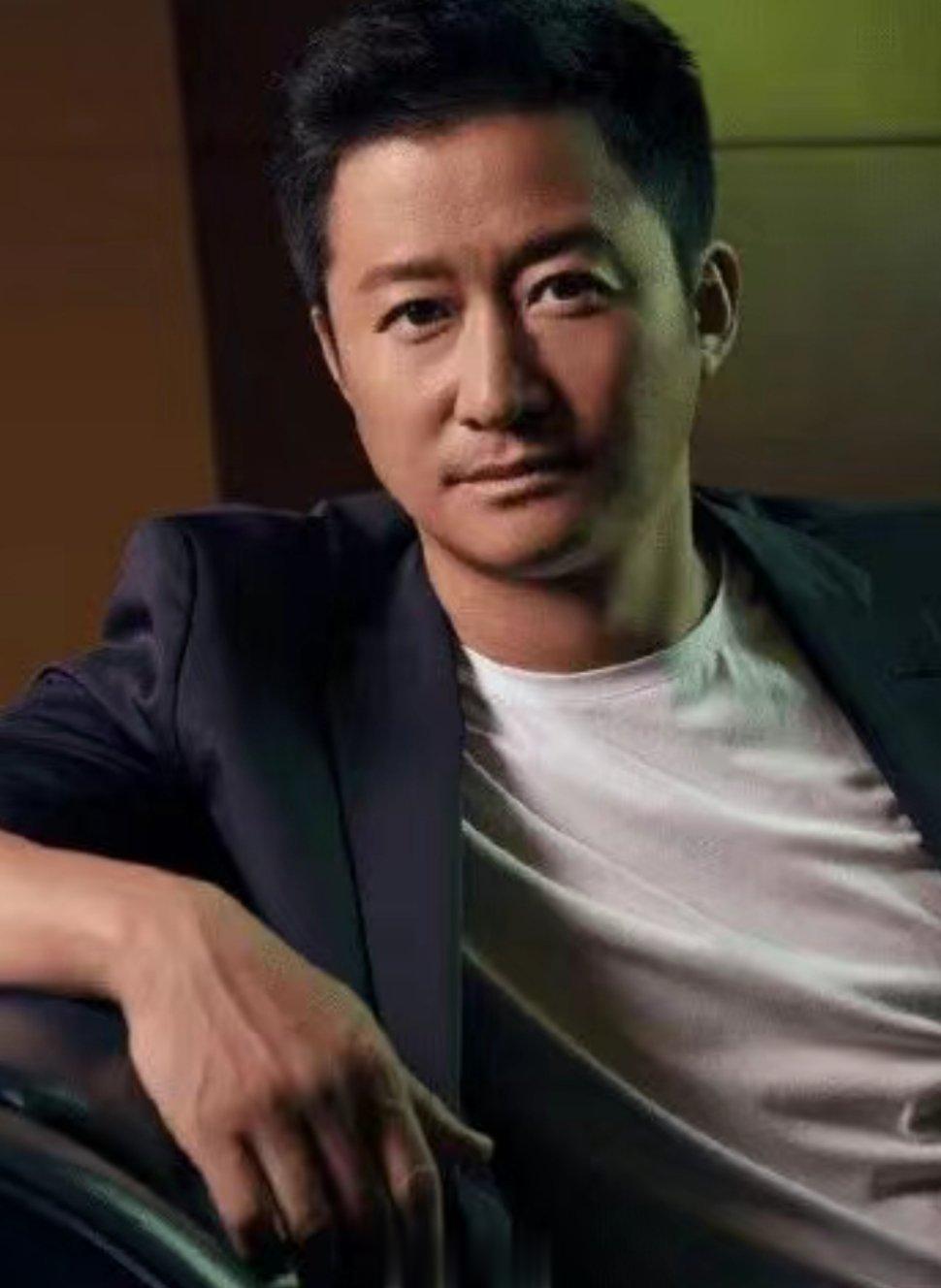 吴京年轻时的颜值，是真的很高，秒杀现在一大批整容脸小鲜肉。 ​​​