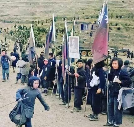 1955年，大陈村全部1.7万村民被老蒋用美舰分四批带走，一路上，村民身上被别着