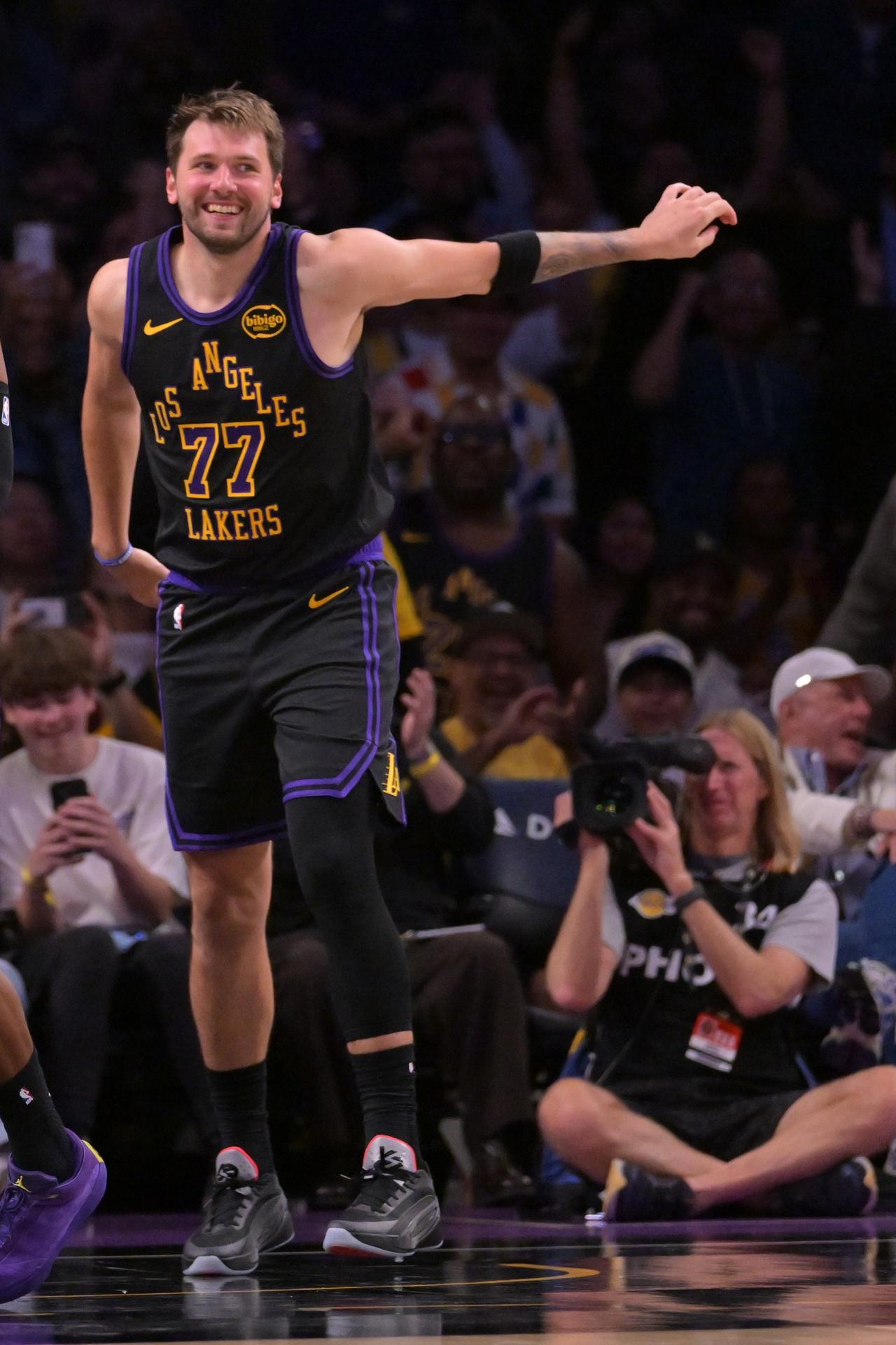 大家可以吐槽勇士的球员，除了库里和巴特勒，其余球员能力太差。这个没有什么好反驳的