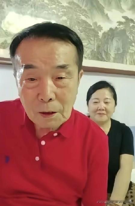 原配没了，情人也没了，现在又找了一个老伴安度夕阳红。
何庆魁最近经常直播，有网友
