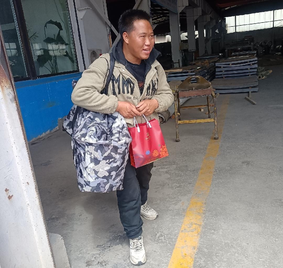青岛街头偶遇暖心事！外地打工小伙突然倒地，举手之劳帮一把

 
今天上午12点左