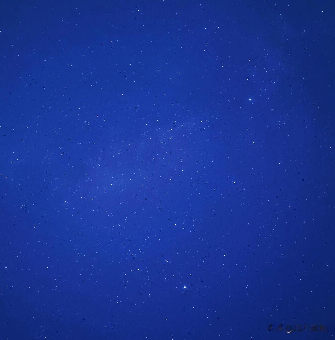 在市区是永远看不到这样的星空的！

也只有在西北高原地区才能看到如此璀璨的星空，