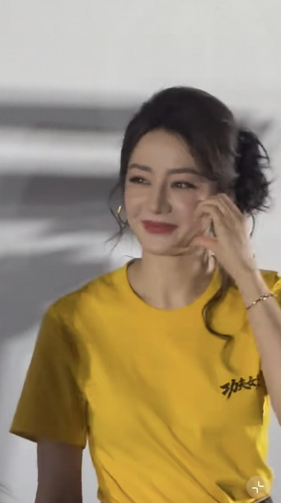 7月24日，迪丽热巴参加广州《功夫女足》路演，瘦了不少，浓妆艳抹脸上很油腻，虽然