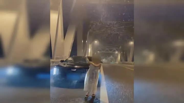 扬州一女子违法拍摄视频！
7月2日晚，宝应交警接到网友举报，女子吴某雅在抖音发布