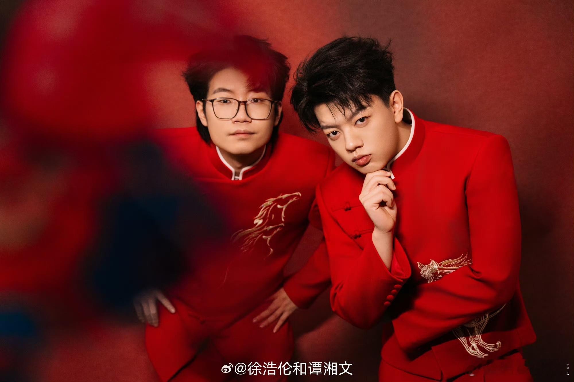 番茄丰收开心的是徐浩伦谭湘文 在脱口秀和Ta的朋友们舞台上歌声燃爆全场的徐浩伦和