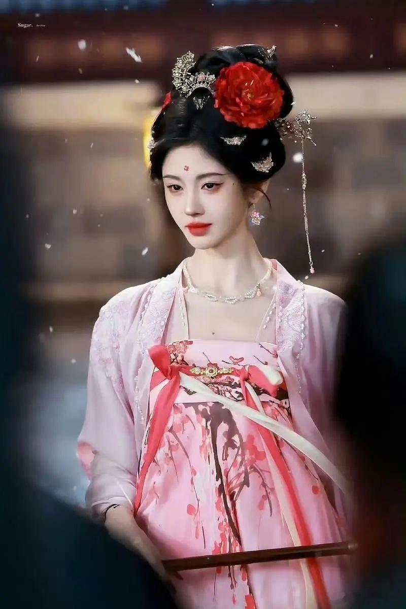 鞠婧祎也是火起来了，现在谁都要模仿她