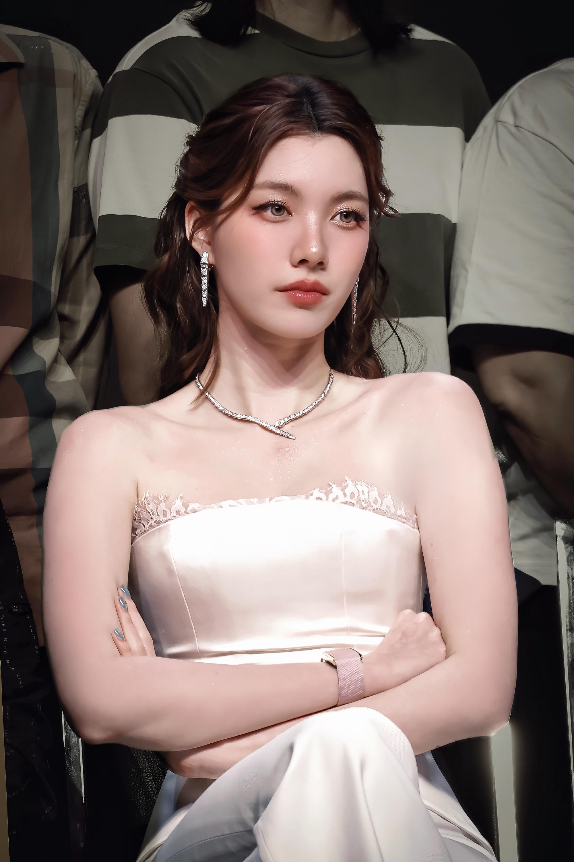 lingorm[超话] 帝国的继承人omega×底层打工人alpha打工达人邝玲