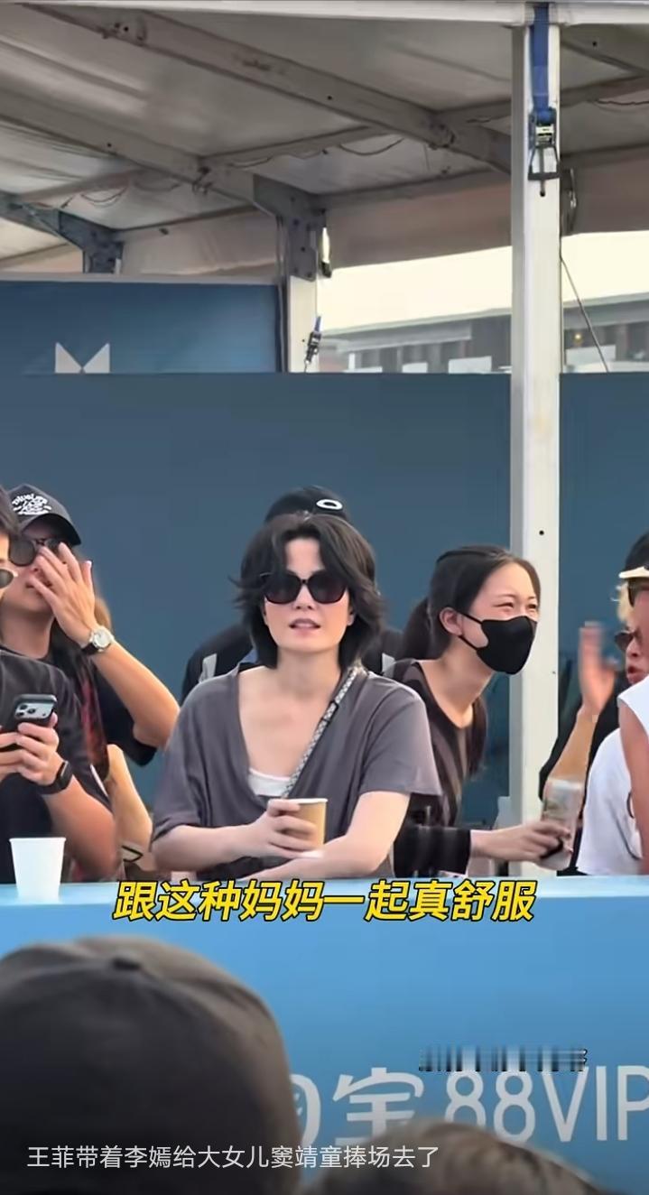 57岁这状态厉害了，简约随性洒脱快乐，张柏芝奇装异服浓妆艳抹妈妈人设。论妈妈，张