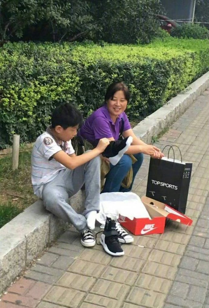 还记得父母给你买的第一双球鞋吗？ 好暖的图