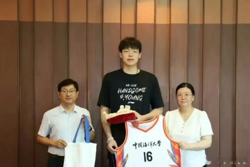 北京时间7月29日，杨瀚森在结束NBA夏季联赛后，已经返回国内办理护照等相关事宜