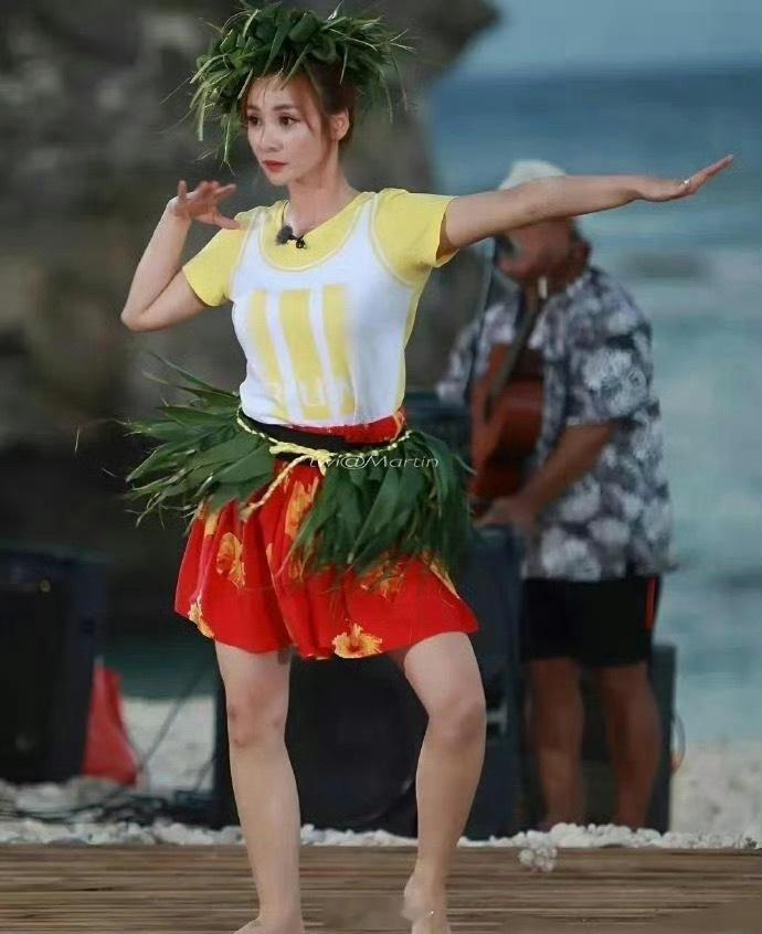 柳岩大腿内有这么大的纹身？这纹的是什么啊？感觉她很叛逆 