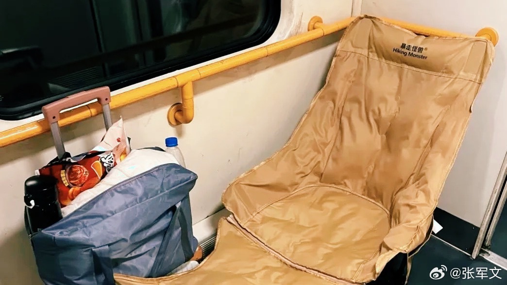 12306回应男子自带折叠椅坐高铁  1月31日，浙江一男子在高铁上自带折叠椅“