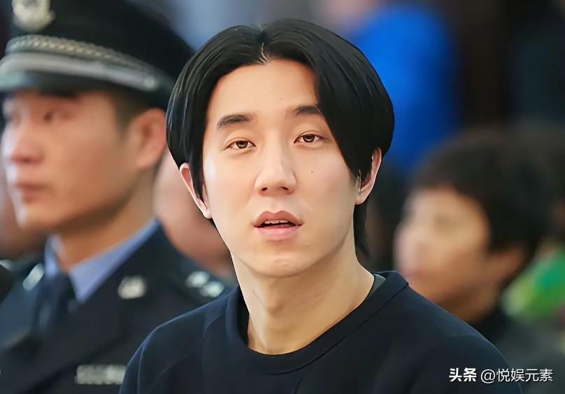 世界顶级巨星成龙，
不愧是娱乐圈的一把大哥，
儿子也好，女儿也好，
都是成龙一个