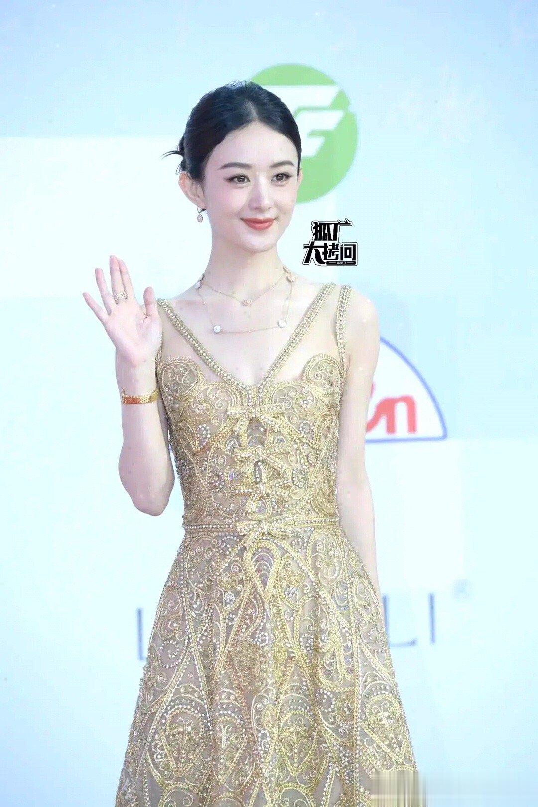 #白玉兰红毯#白玉兰红毯生图，赵丽颖，张若昀，白鹿，朱一龙的状态都不错。就是不知