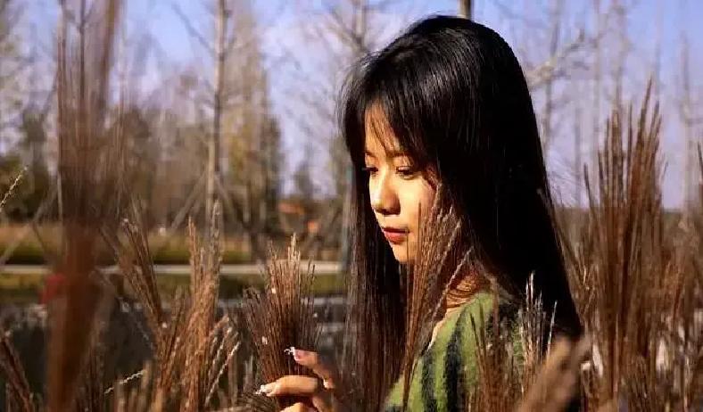 四十岁瘸腿汉子徐开盛，某天晚上卖完果子回家，床上赫然躺着个陌生女人，吓得他魂飞魄