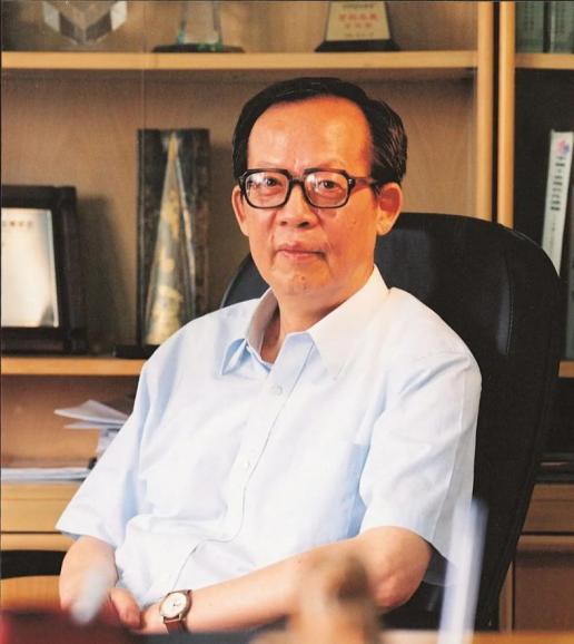 院士是什么？什么是院士？院士是权威吗？
1998年，61岁的王选教授在北京大学对