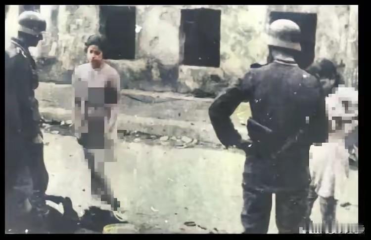 1943年，两名准备回家的波兰女孩被德军士兵拦住，理由是要检查她们俩是不是犹太人