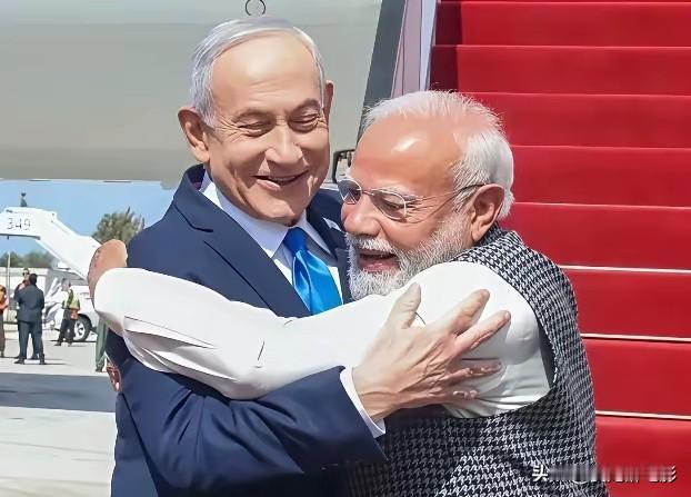 伊朗在宣布再次封闭海峡之后，对着海峡里的油轮开火警告。

伊朗这次来真的了。他们