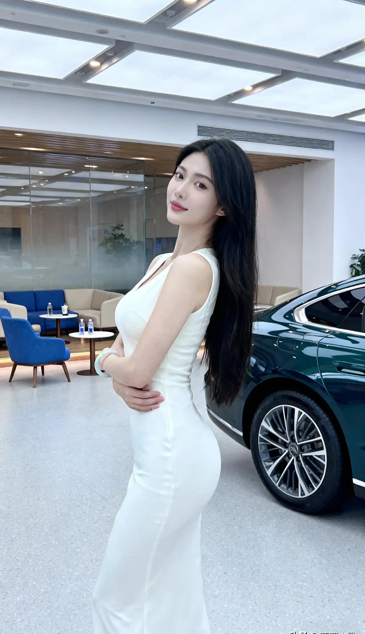 图片中的商品实体是一条白色连衣裙，具有包臀设计，露出锁骨和肩部，显得非常性感。裙