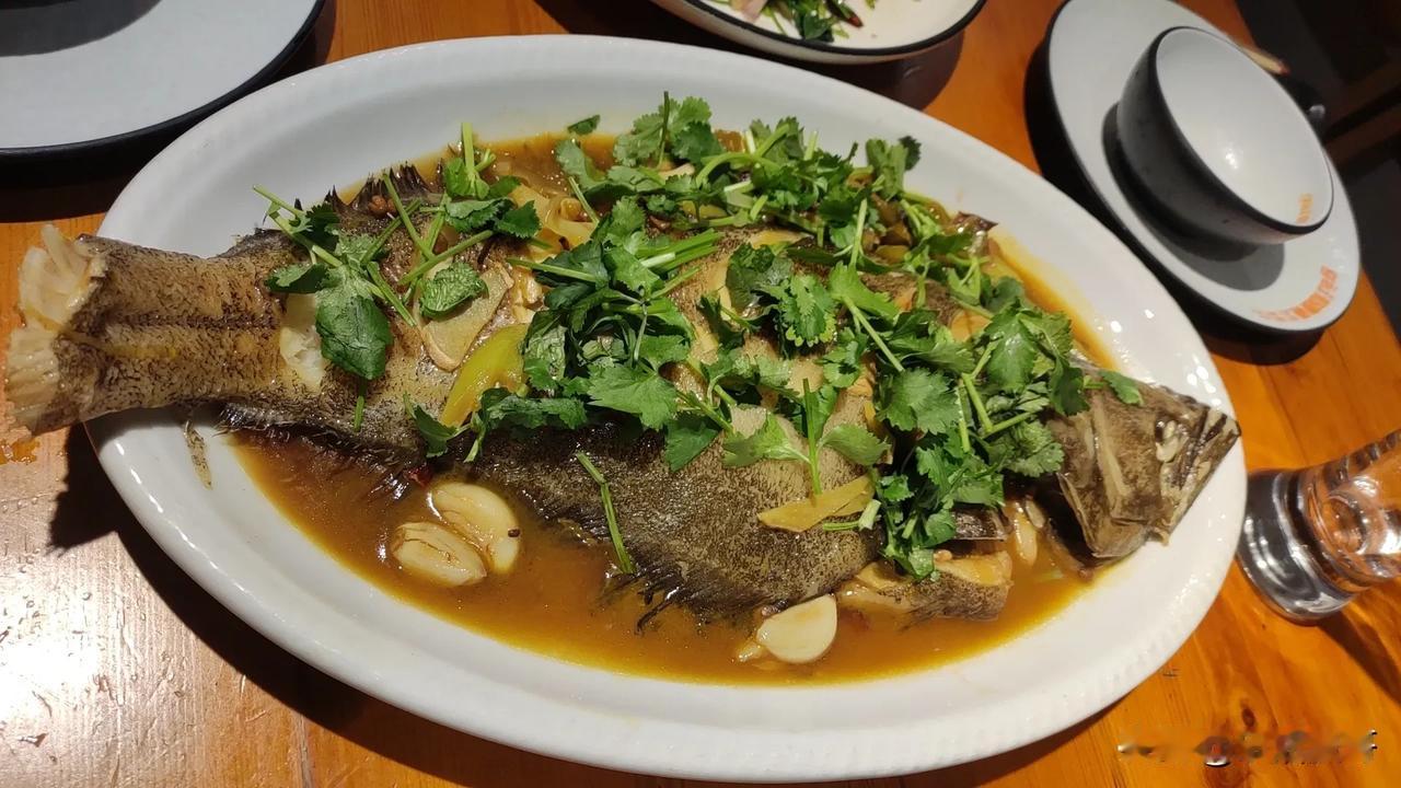 同是一条鱼，前后的变化咋这么大呢？

[笑哭]这条鱼刚做好，刚端上桌是这个样子滴