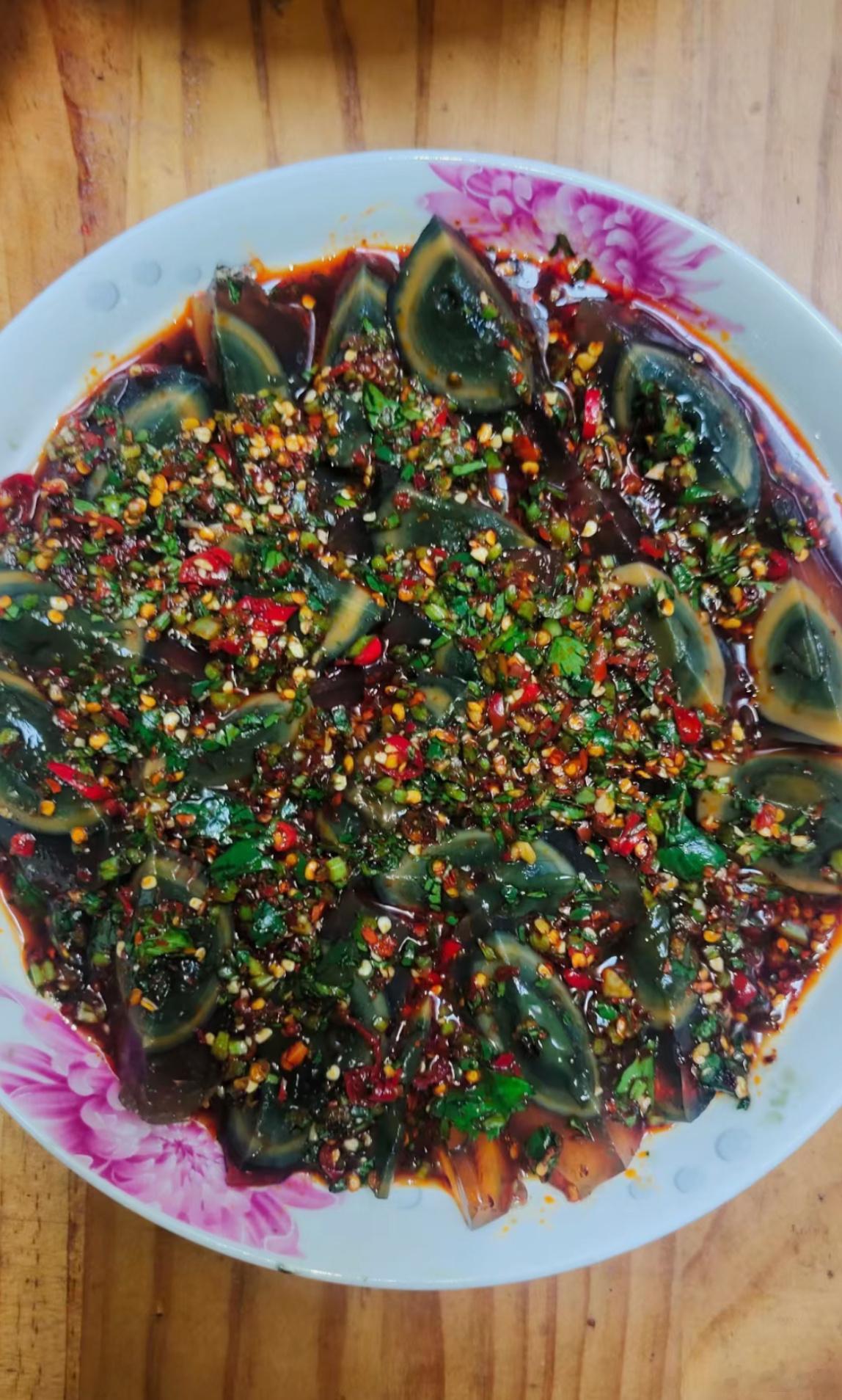 皮蛋 不能生吃不是吃了几十年凉拌皮蛋了，配点蒜汁和辣椒油好吃到爆好吗？ ​​​