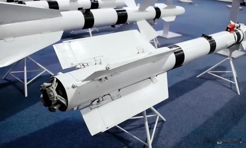 美军藏了七年的AIM-260空空导弹一亮相，非但没撑起“制空权基石”的架子，反倒