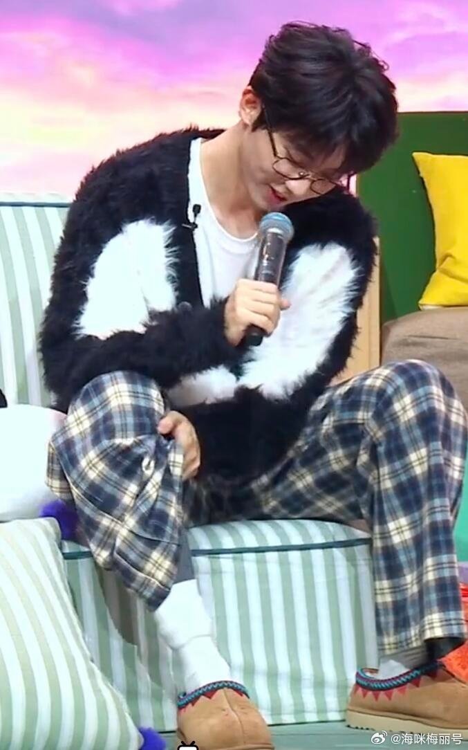 马嘉祺有各种各样的秋裤 谁懂马嘉祺的秋裤乐趣，款式多样、按需选择，认真讲解的样子