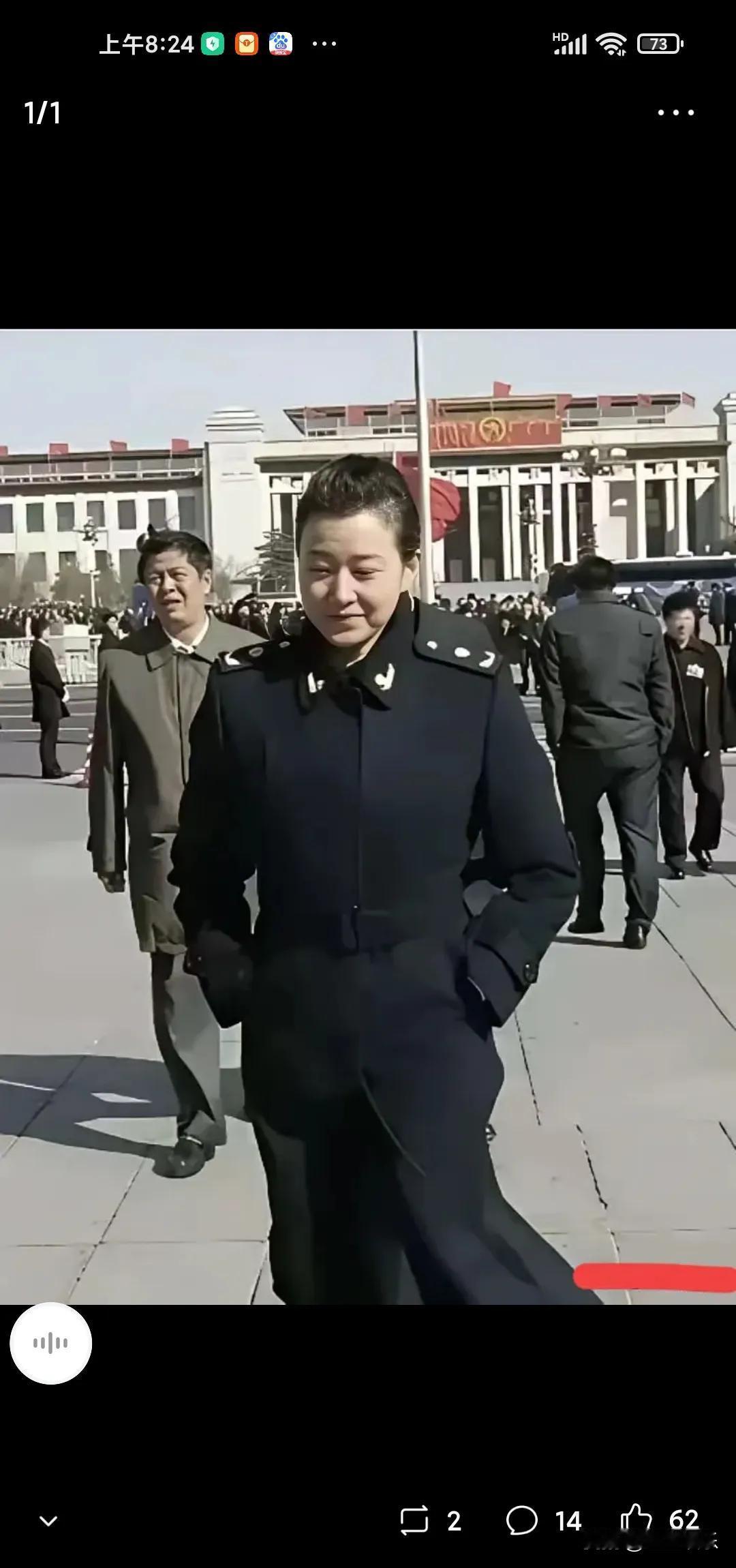 60岁宋祖英摘下舞台光环，素颜走进人民大会堂那一刻，全场呼吸停了半拍。
她脸上每