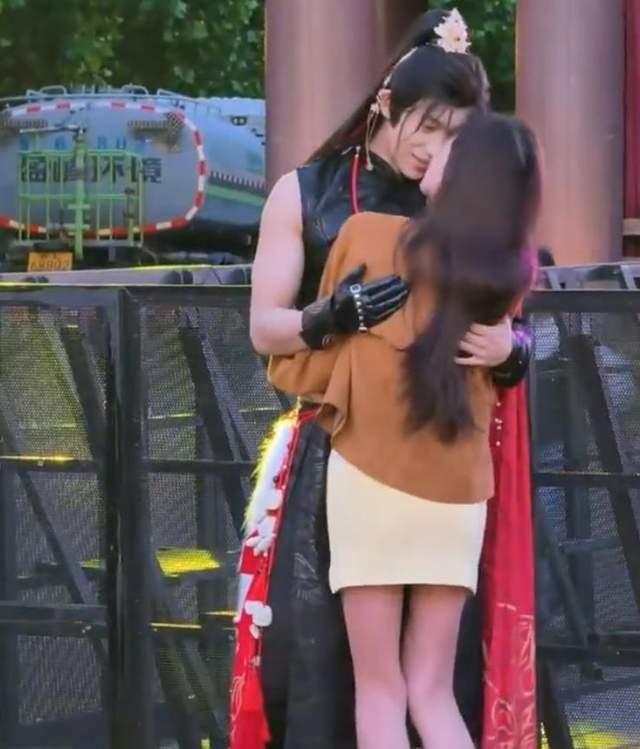 要说网红圈最能整活的，韩安冉绝对算一个！
26岁的她已经四婚四离，感情史比电视剧