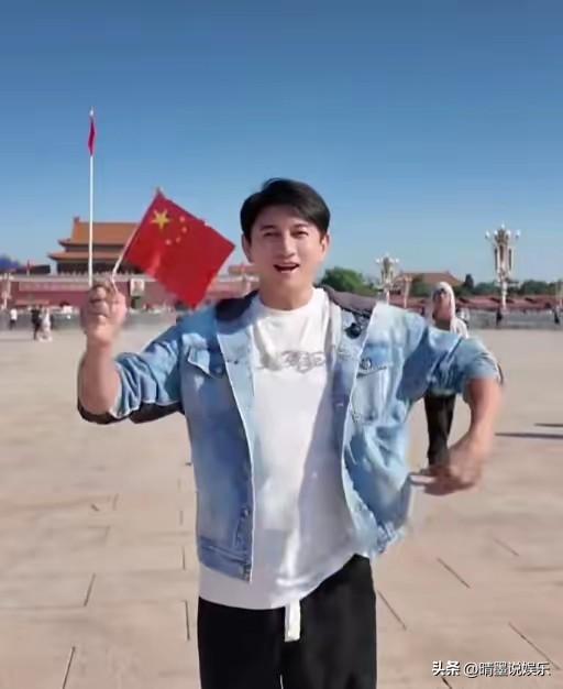 阔别30年，今年的国庆节吴奇隆又回到了天安门前，举着国旗打卡庆祝祖国生日快乐！穿