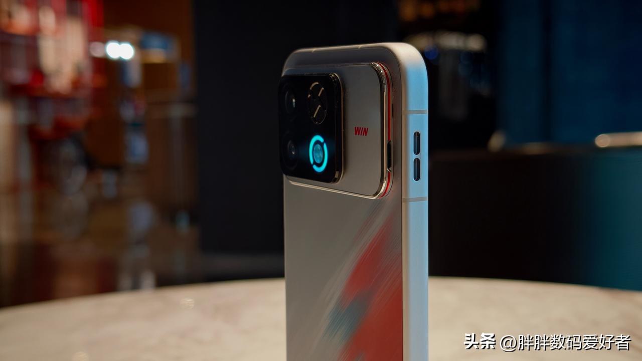 荣耀win2代真机照片流出，这个样子有点酷炫啊！
果然还是把极客风格延续下去了，