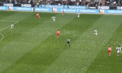 穆夏拉的比赛感觉，确实不在线！这是拜仁对阵圣保利的这个比赛镜头：上半场25分钟，