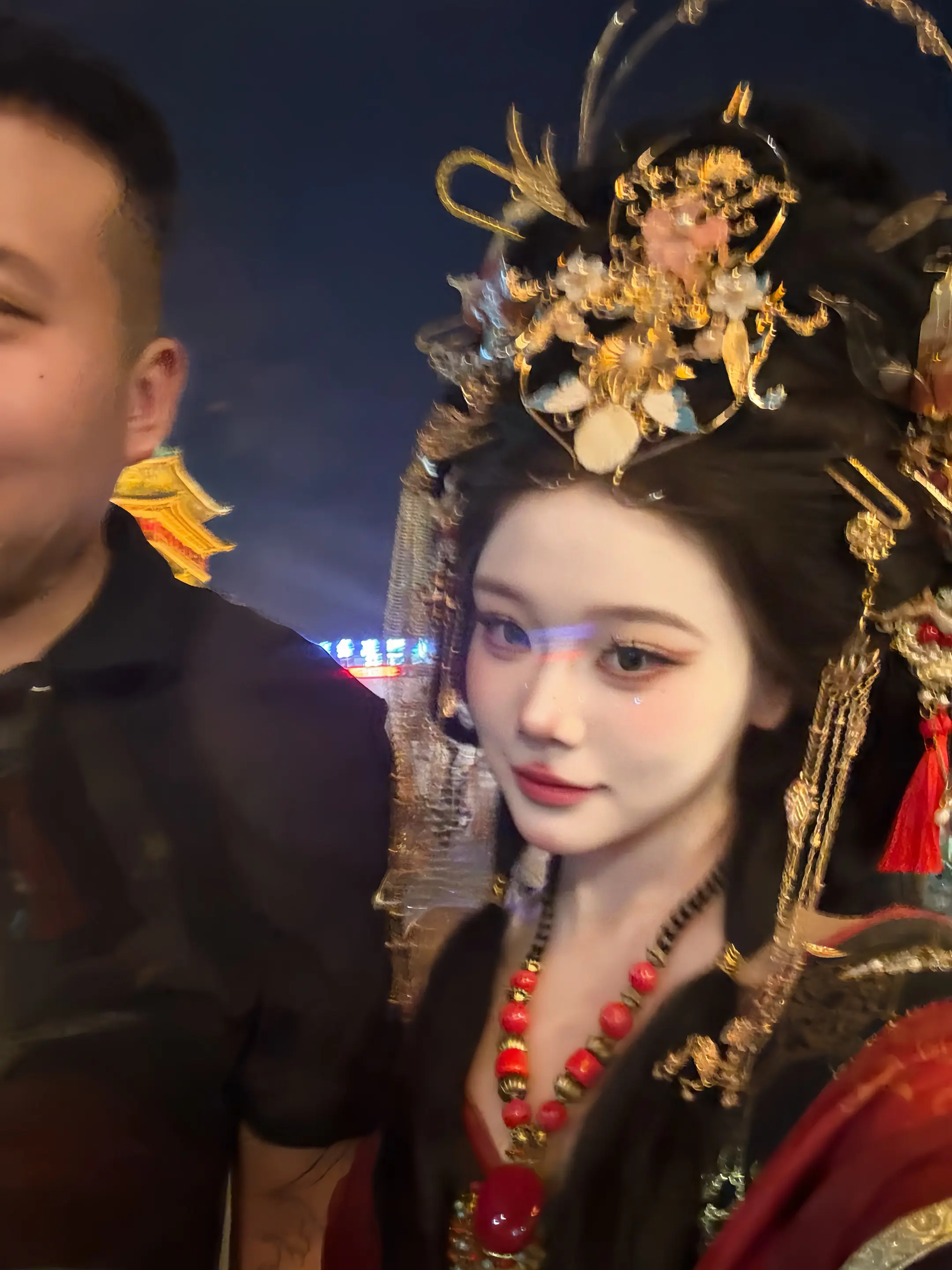 人总是痴迷于初见时那一眼惊鸿的影 此后所遇皆似那故人眉眼