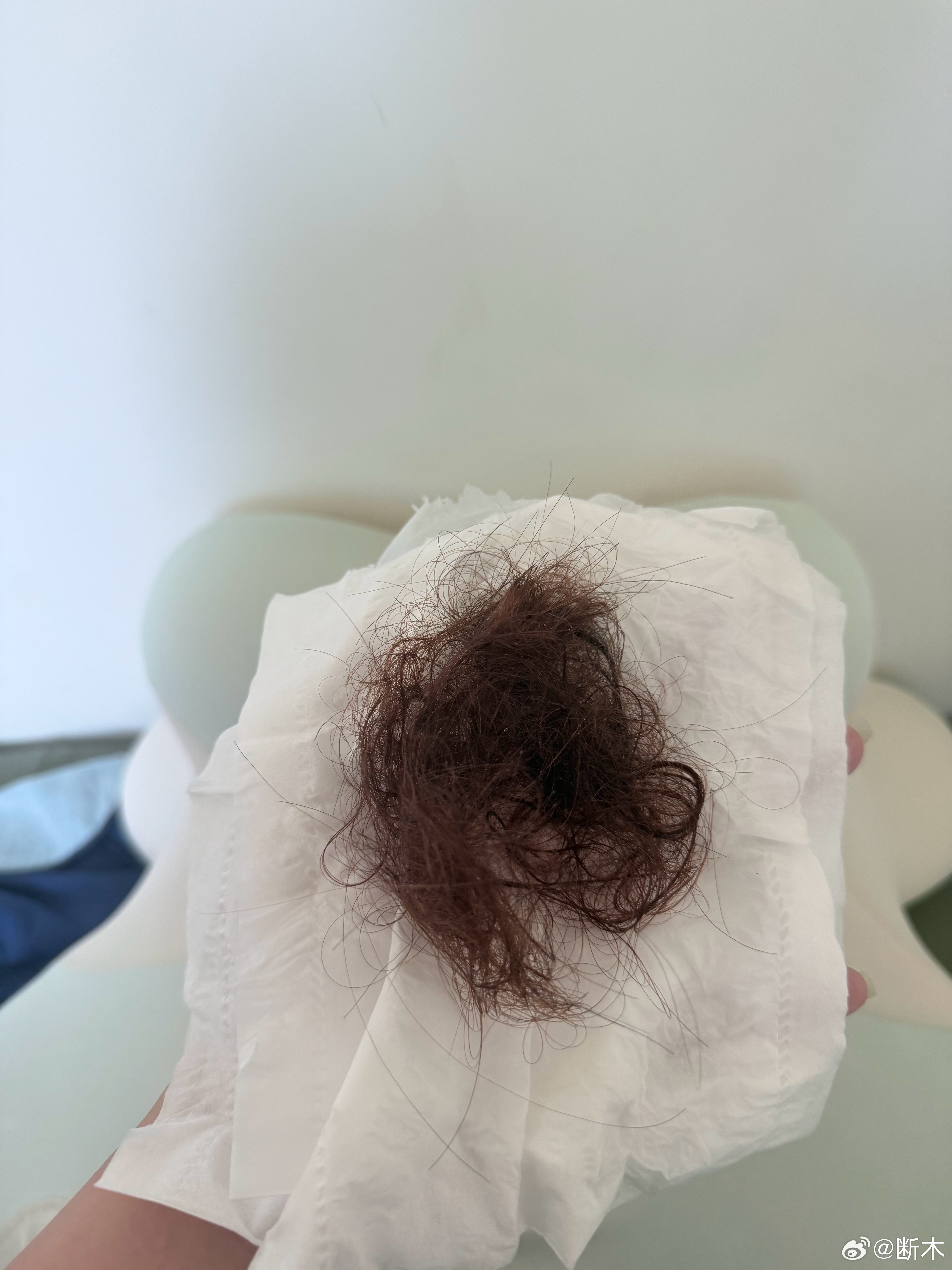 有时候真的不知道自己是在洗头还是剃头。 ​​​