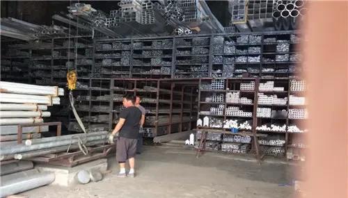 中国每年生产约4500万吨铝，占全球六成，印度产量只有中国的十分之一。电解铝耗电