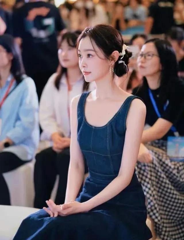宋轶的体态太好了，坐在那里，浅笑安然如同不染世尘的莲花，让你一点非分之想都不曾有