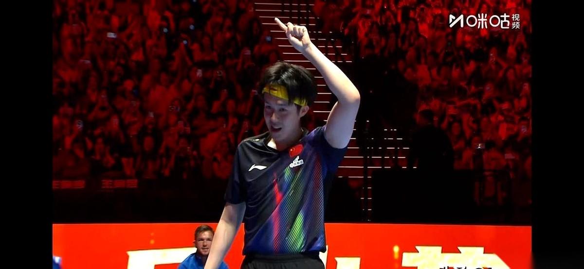 成都封训刚结束，按理说，正是体能最顶、猛虎下山的时候。
结果镜头一切过来，不对劲