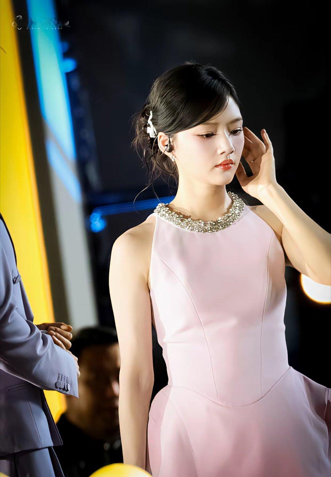 看到五四晚会录制路透魏大勋、邓为、关晓彤、邓凯、任敏、段奥娟、陈添祥、徐艺真、柯