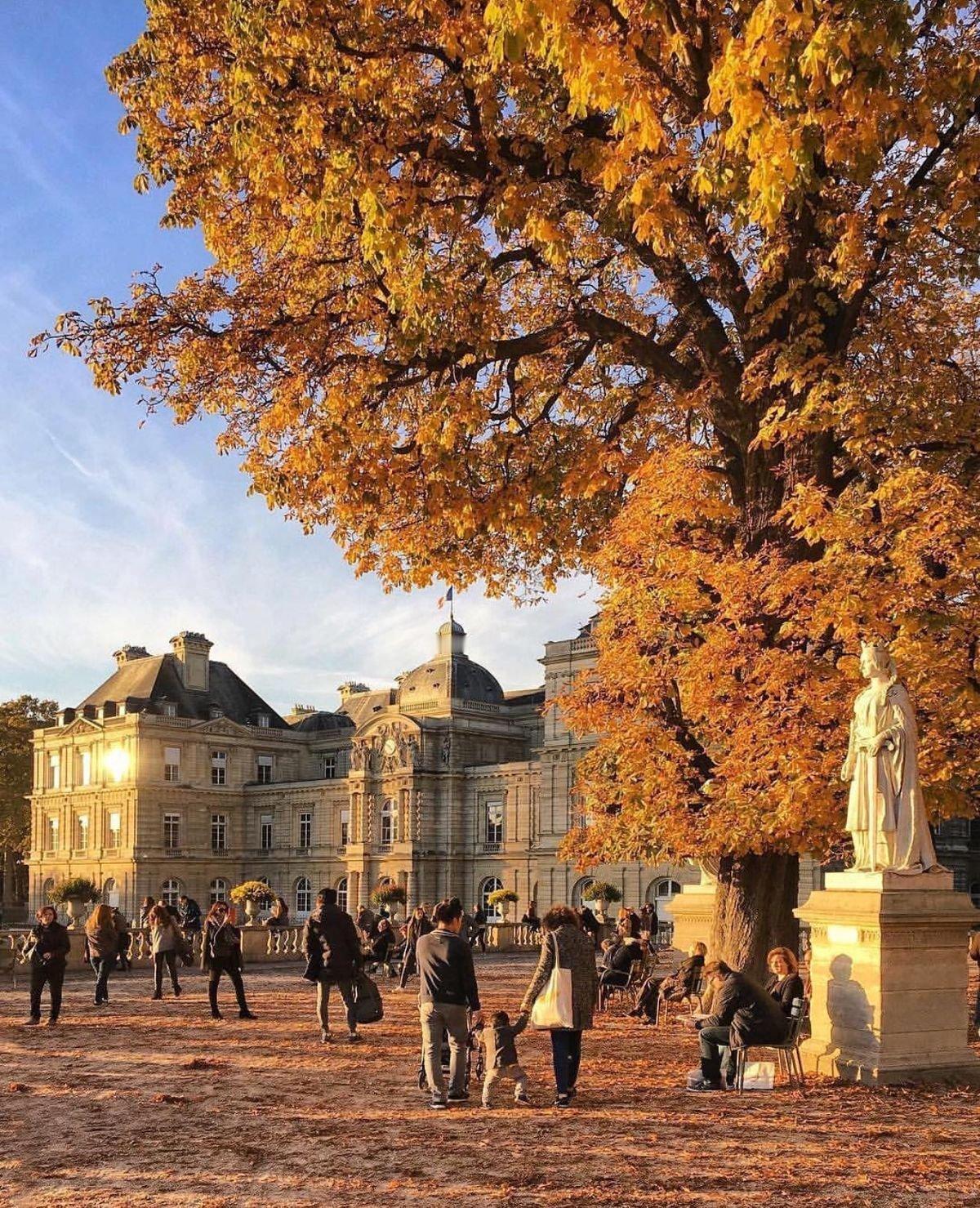 树叶飘落，……夜晚沉重的地土从众星坠落到寂寞里。我们都在飘落，这个手在坠落。那只