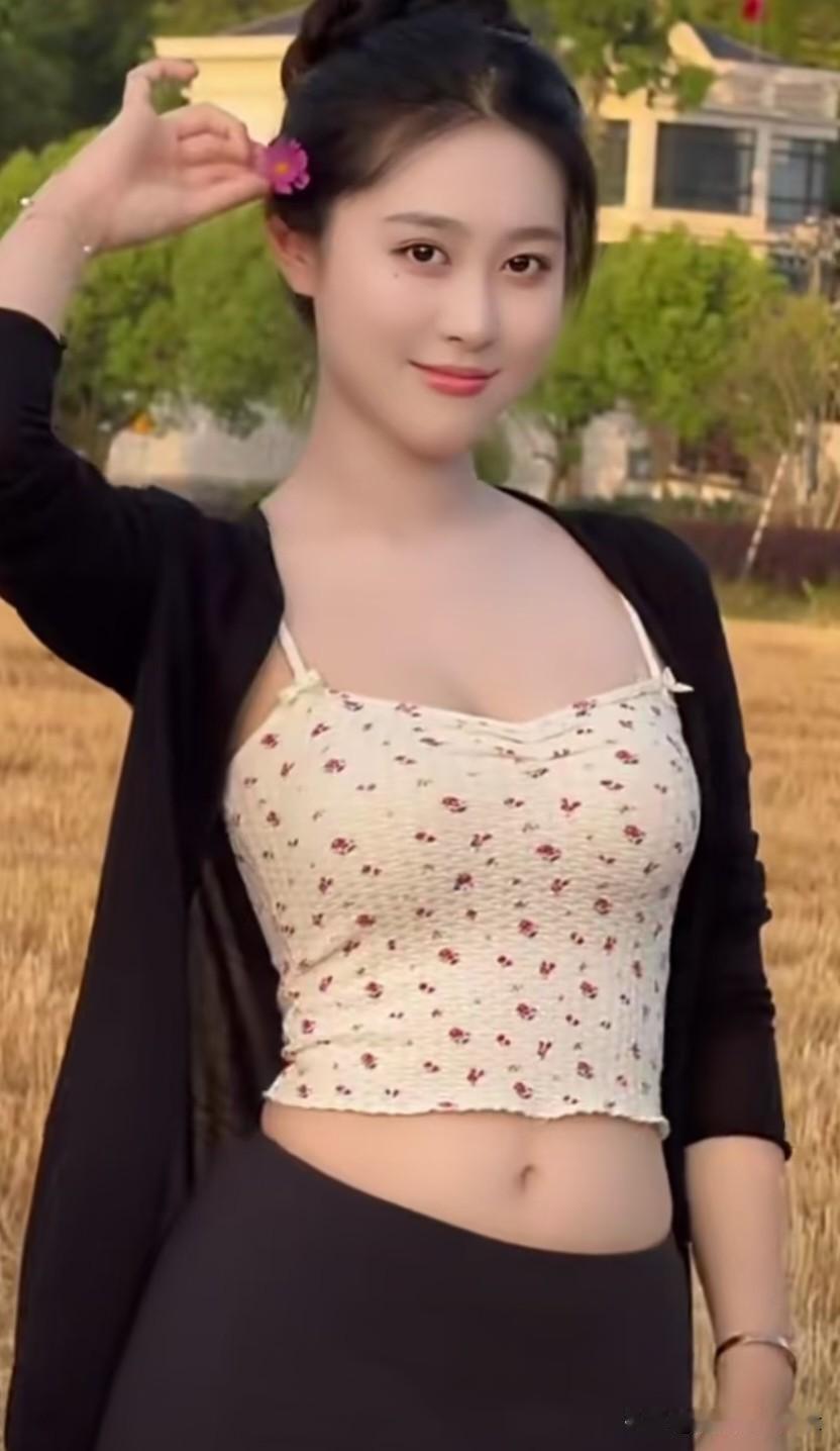 西江月·郊野偶遇
 
云挽晴丝轻漾，风携麦浪微香。
鬓边拈得小桃芳，笑里春波荡漾