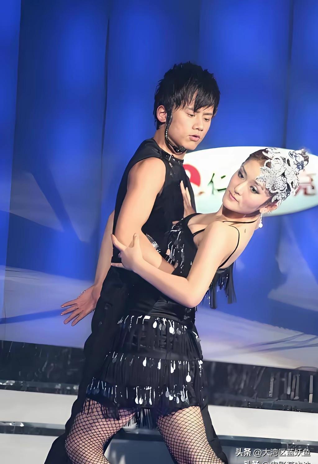 谢娜拽着张杰从快男后台出来那阵，芒果台的休息室里，不少人手里的瓜子皮都快堆成小山