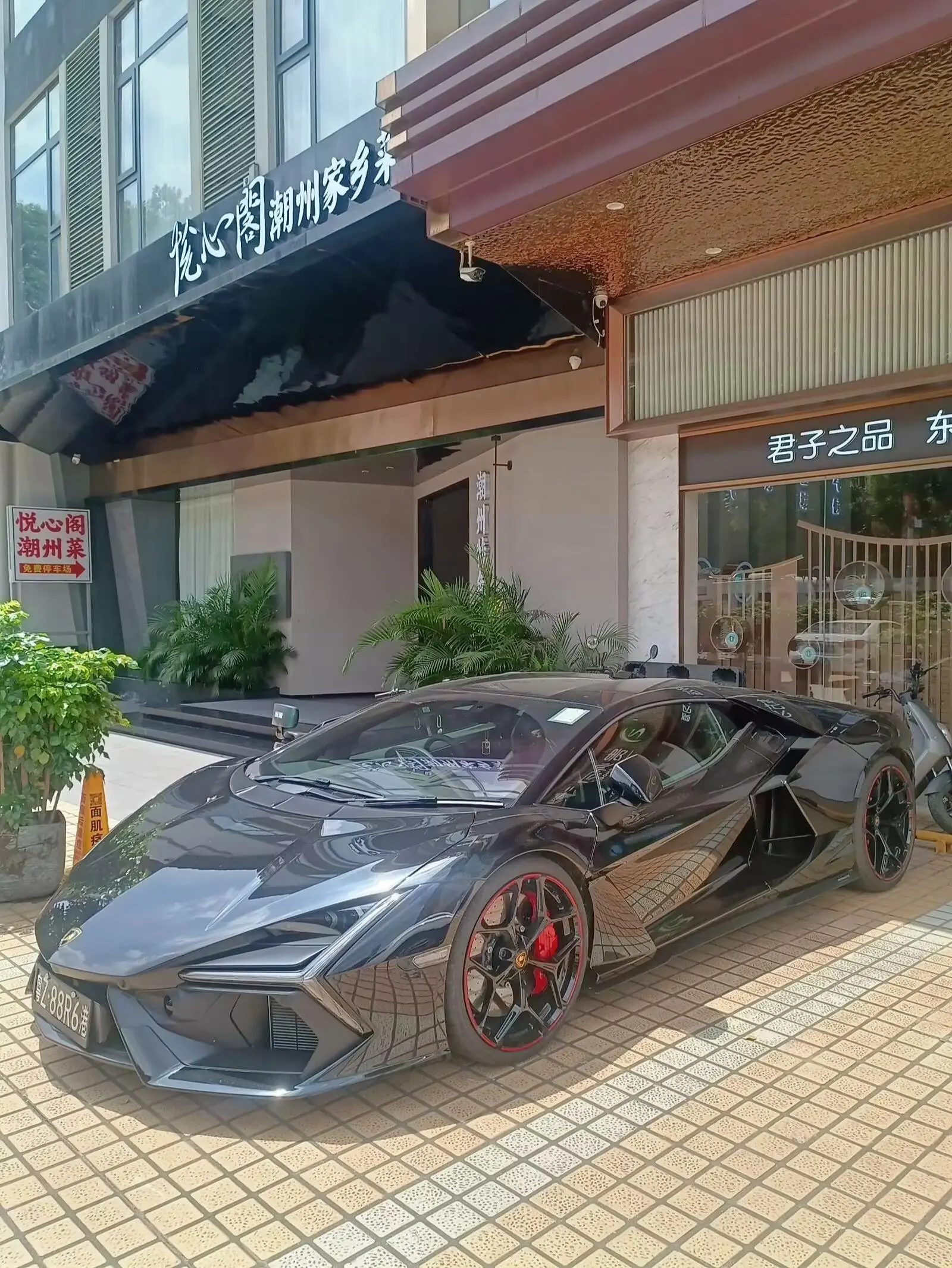 一个女人教识我成熟...可是她永远不懂…我却再不不敢