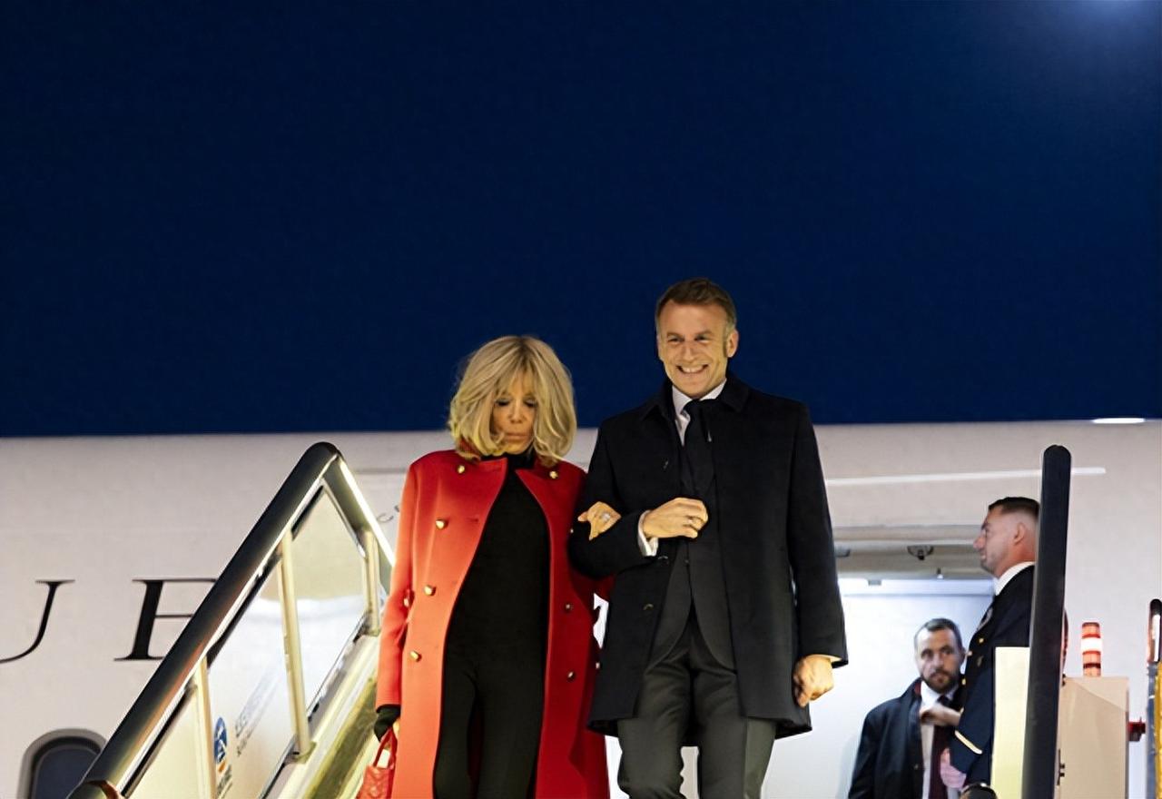 中法会谈结束了。
文件也签了几份。
马克龙当面提了三个想法。

一个是说乌克兰的