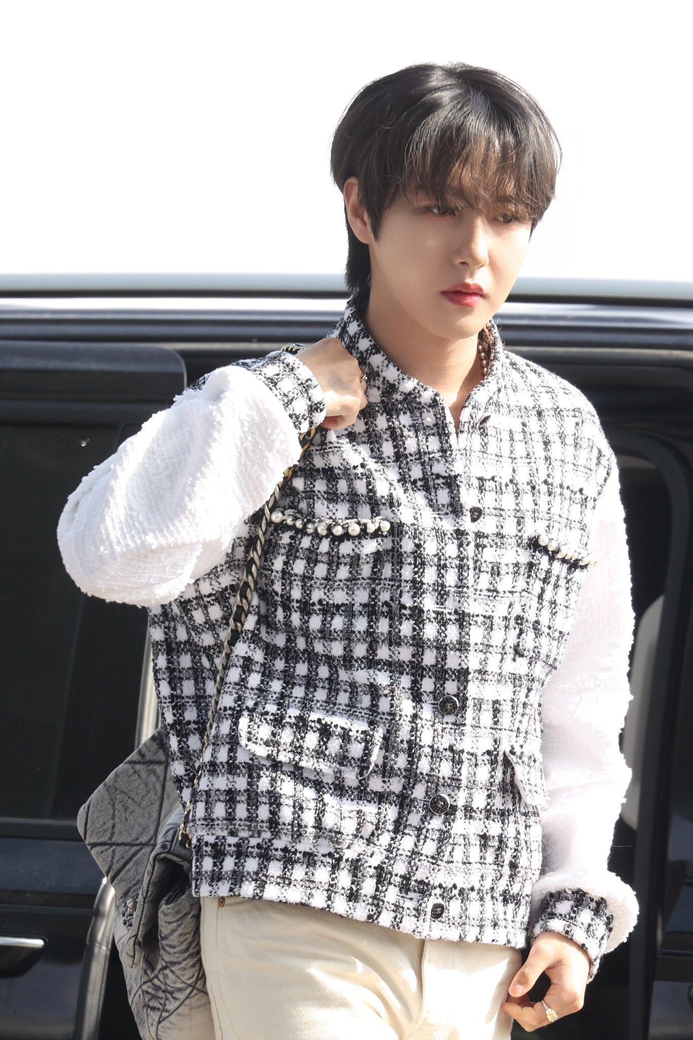 黄仁俊[超话]   💘  黄仁俊  情人节看到新鲜宝宝了 