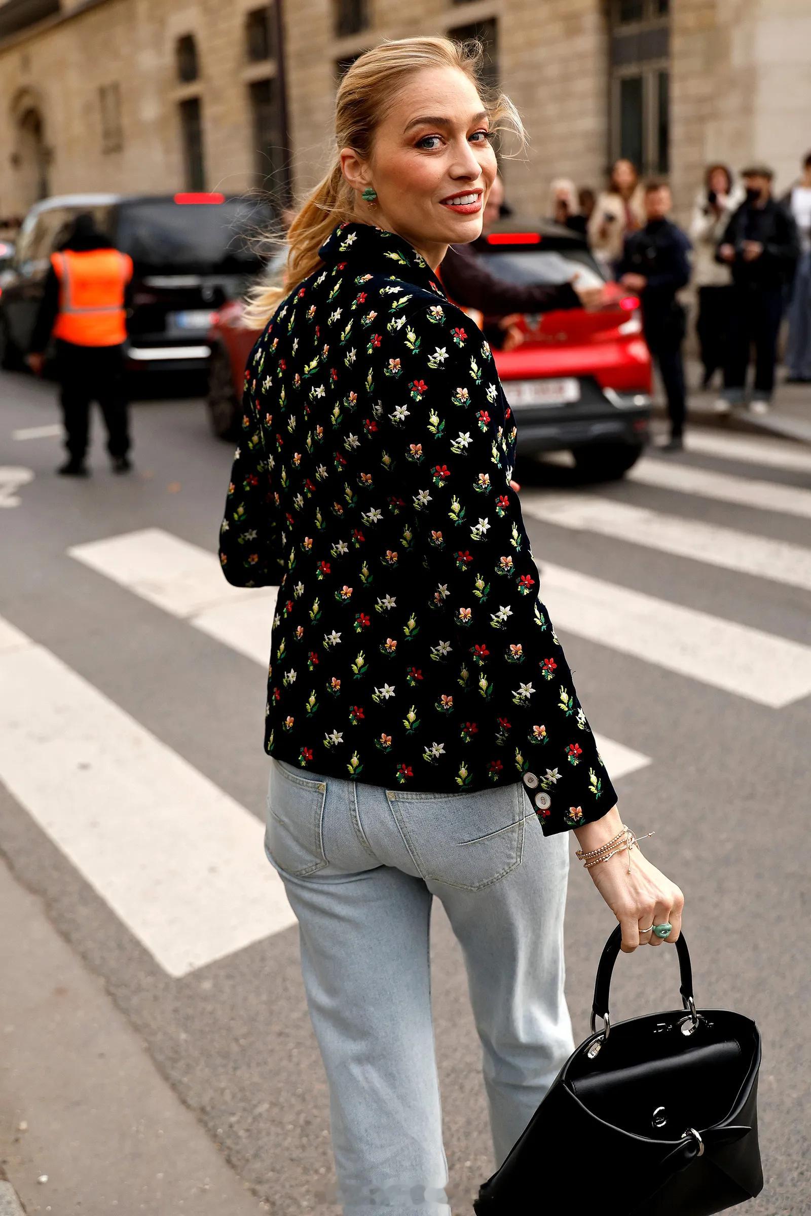 1.26 摩纳哥卡洛琳公主的长媳塔蒂阿娜和次媳碧翠丝在巴黎时装周看迪奥的秀。碧翠